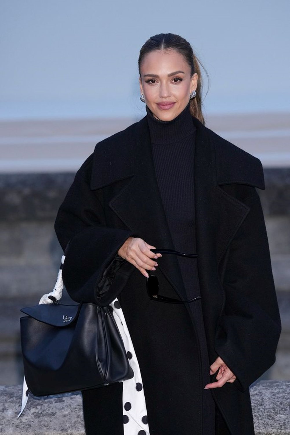 Afra Saraçoğlu, Paris Moda Haftası'nı Siyahın Cazibesiyle Fethetti! 76 MvHtvL7aKEiwJDDWggrs3w