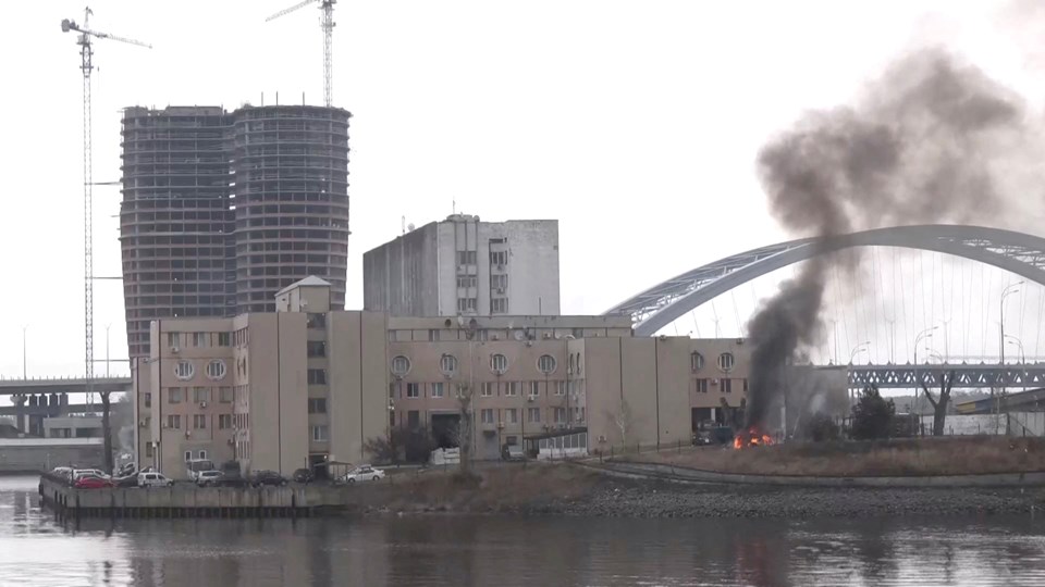 Rusya'nın saldırılarının ardından Kiev'deki Savunma Bakanlığı İstihbarat Binası'ndan dumanların yükseldiği görüldü.