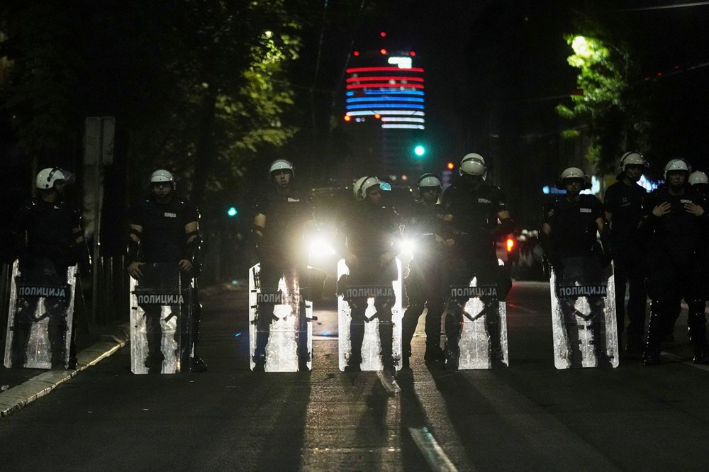 Sırbistan’da on binler erken seçim için sokağa çıktı: Onlarca kişi gözaltına alındı - 4