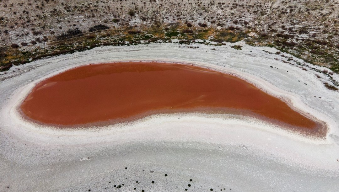 Meyil Gölü kızıl renge büründü