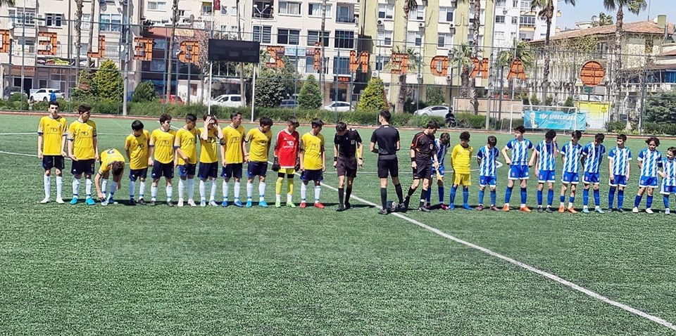 U14 maçında yönetici hakeme kafa attı, maç tatil edildi - 1