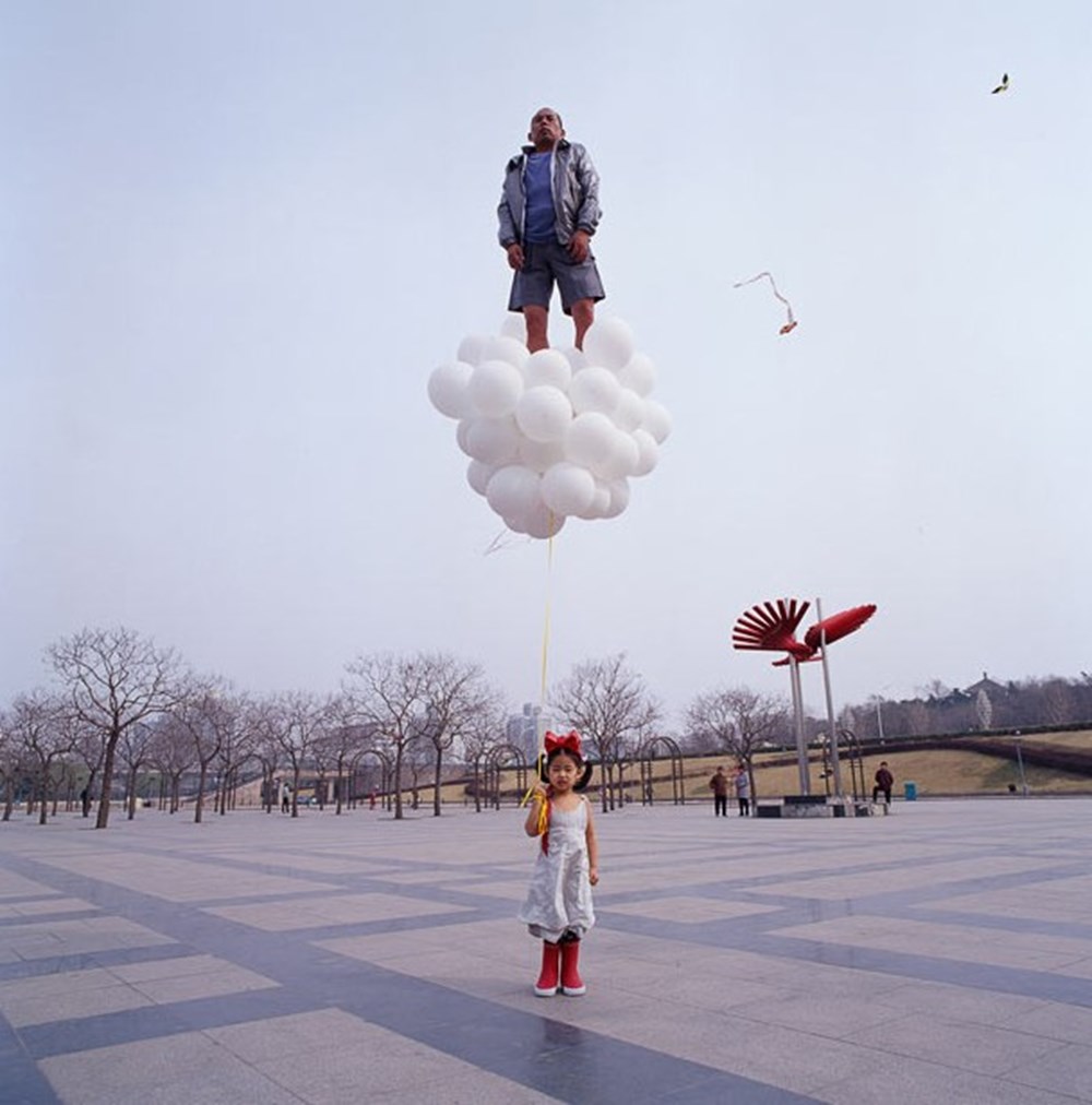 Человек на шарах в воздухе. Человек летит на шариках. Висит в воздухе. Шарики парню. Летающий человек.