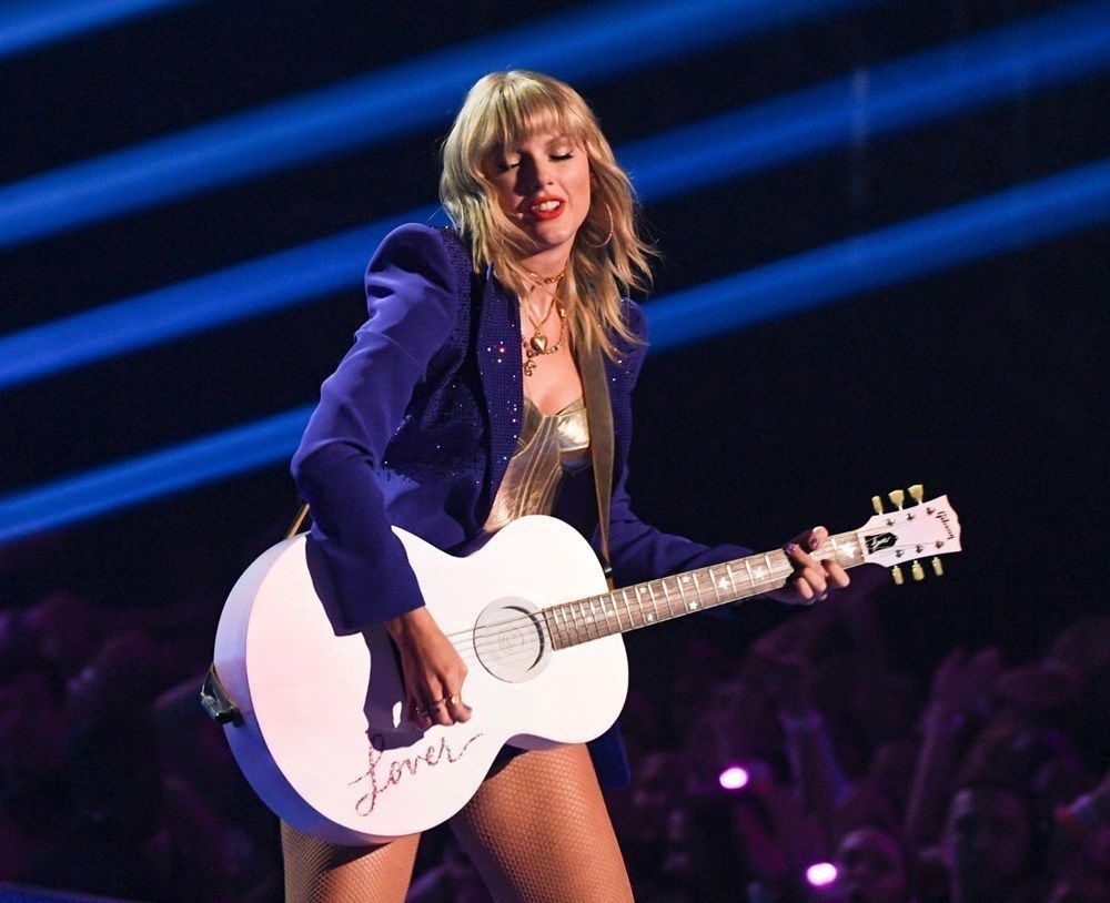 Taylor Swift, Beatles'�n liste rekorunu k�rd�