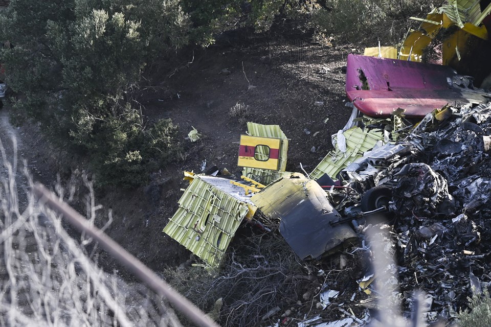 Yunanistan'da yangına müdahale eden bir uçak düştü: 2 ölü - 1