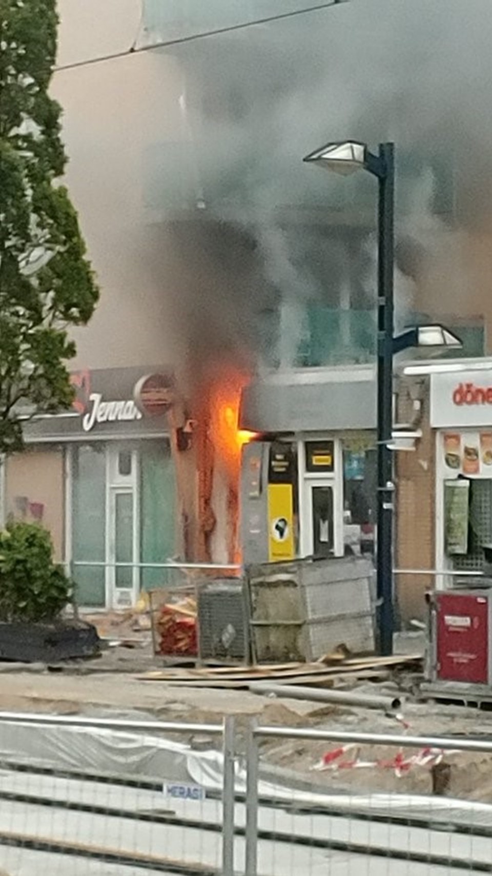 Hollanda'da hırsızlar marketteki ATM'yi patlattı - 1