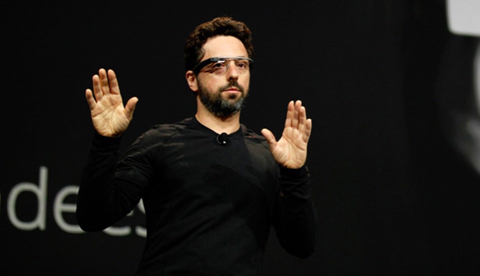 Google'ın kurucularından Sergey Brin, Google Glass'ı tanıtırken.