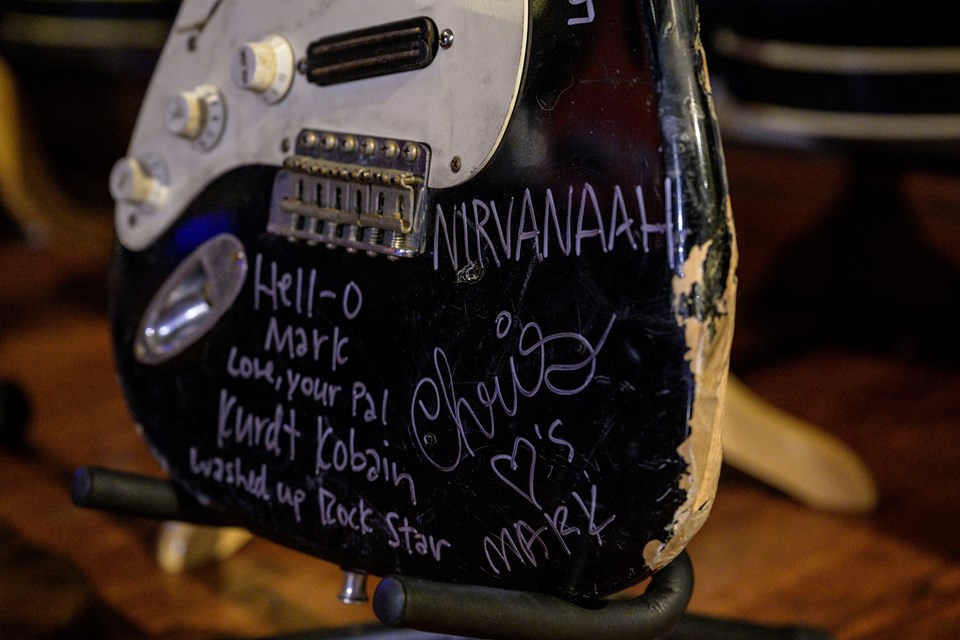 Kurt Cobain'in parçaladığı gitar açık artırmada satıldı - 1
