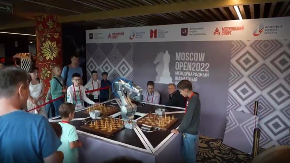 Moskova'da satranç robotu, çocuk rakibinin parmağını kırdı - 5