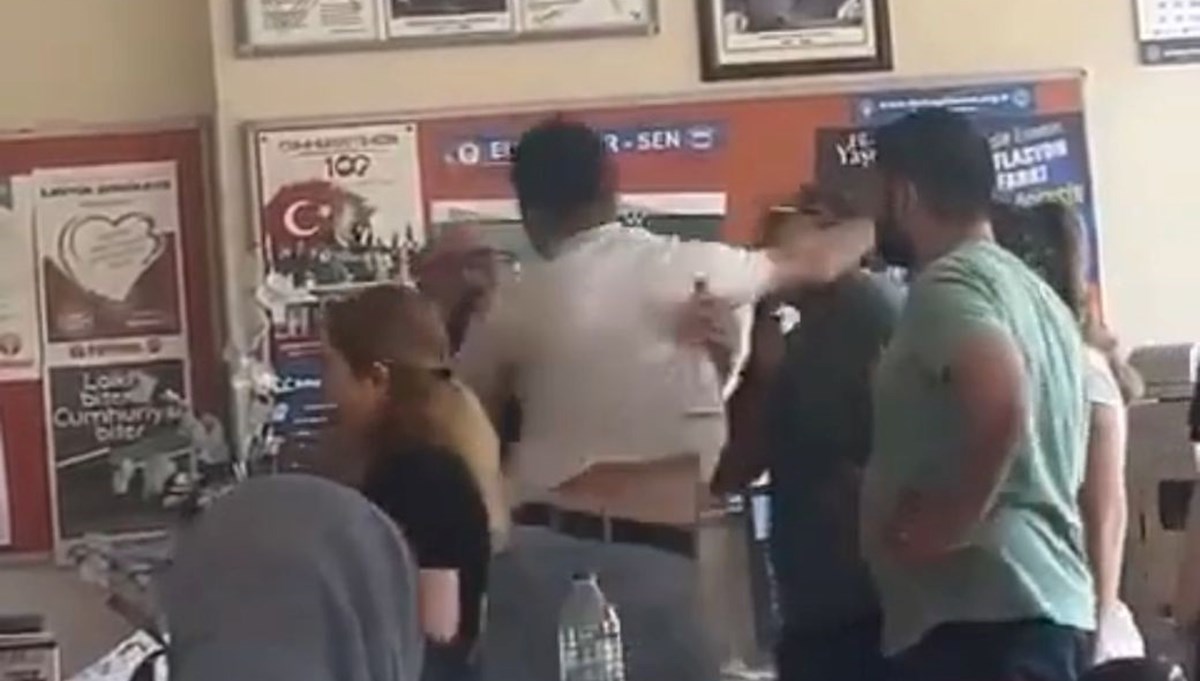 İstanbul'da kız kardeşi sınıfta kalınca öğretmen yumrukladı İstanbul'da kız kardeşi sınıfta kalınca öğretmen yumrukladı