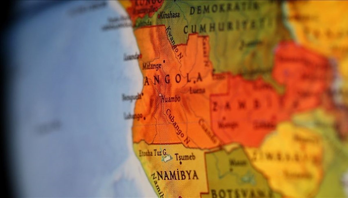 Angola'da büyücü olmadıklarını ispat etmek için bitkisel sıvı içen 50 kişi öldü Angola'da büyücü olmadıklarını ispat etmek için bitkisel sıvı içen 50 kişi öldü