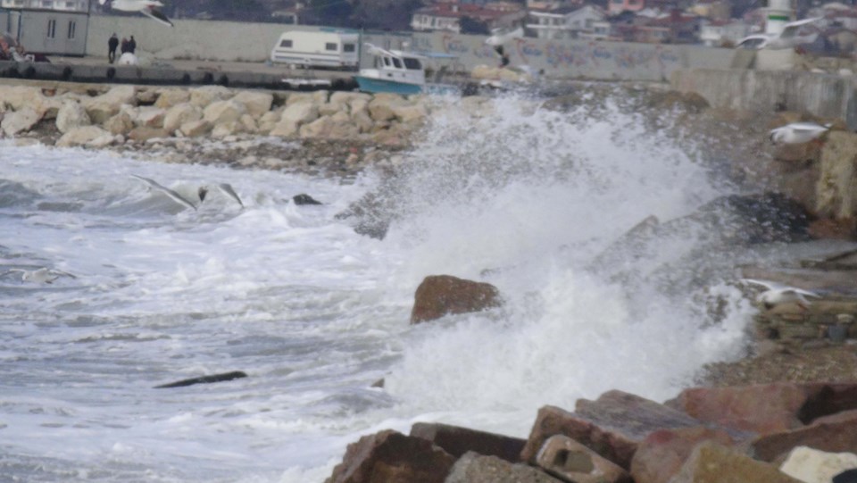 İstanbul'da kuvvetli rüzgar kayıkları batırdı - 1