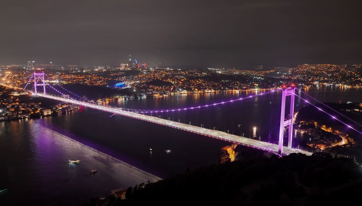 İstanbul'da köprüler meme kanseri için pembe renkle aydınlatıldı