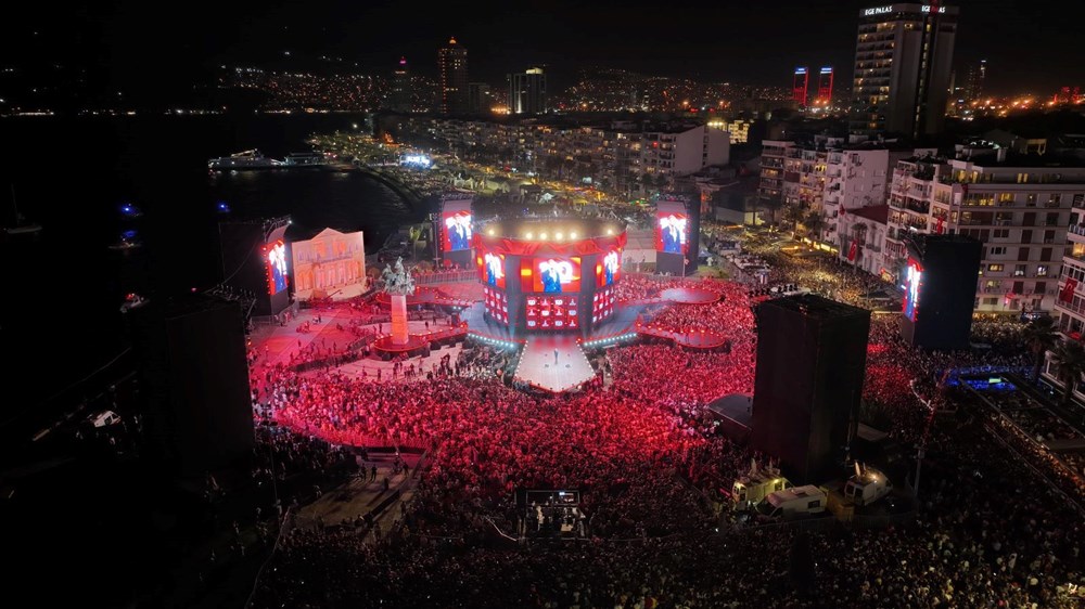 İzmir’de kurtuluş günü coşkusu: Tarkan konserine yüz binlerce kişi akın etti - 5