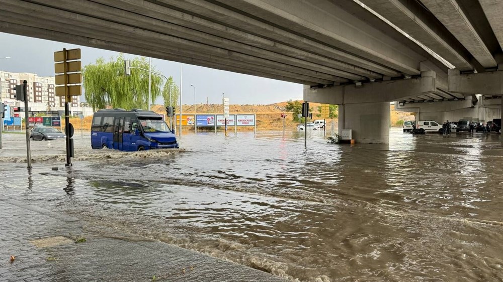 Ankara'yı kuvvetli sağanak vurdu: Yollar göle döndü, iş yerlerini su bastı - 11