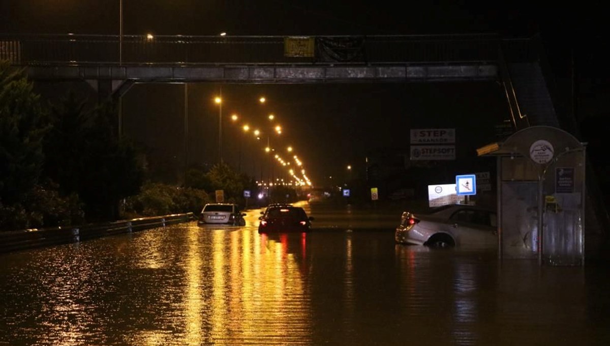 Hatay'da sağanak yağış yaşamı olumsuz etkiledi Hatay'da sağanak yağış yaşamı olumsuz etkiledi