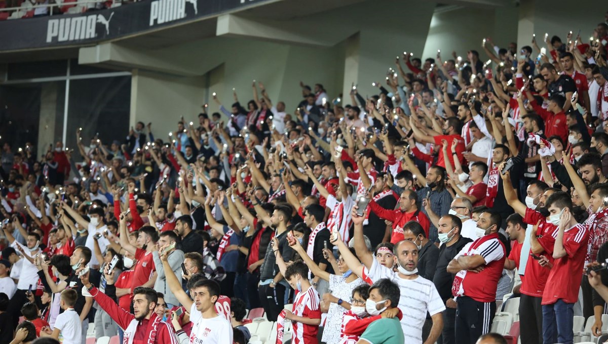 Sivasspor taraftarından TFF'ye maç saati tepkisi Sivasspor taraftarından TFF'ye maç saati tepkisi