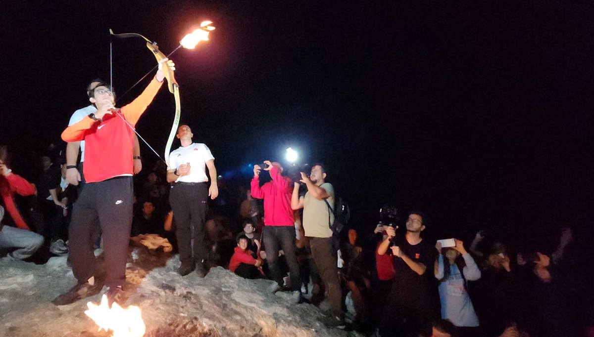Antalya'da 'Cumhuriyet' coşkusu: Mete Gazoz, sönmeyen ateşle ok yakıp, atış yaptı Antalya'da 'Cumhuriyet' coşkusu: Mete Gazoz, sönmeyen ateşle ok yakıp, atış yaptı