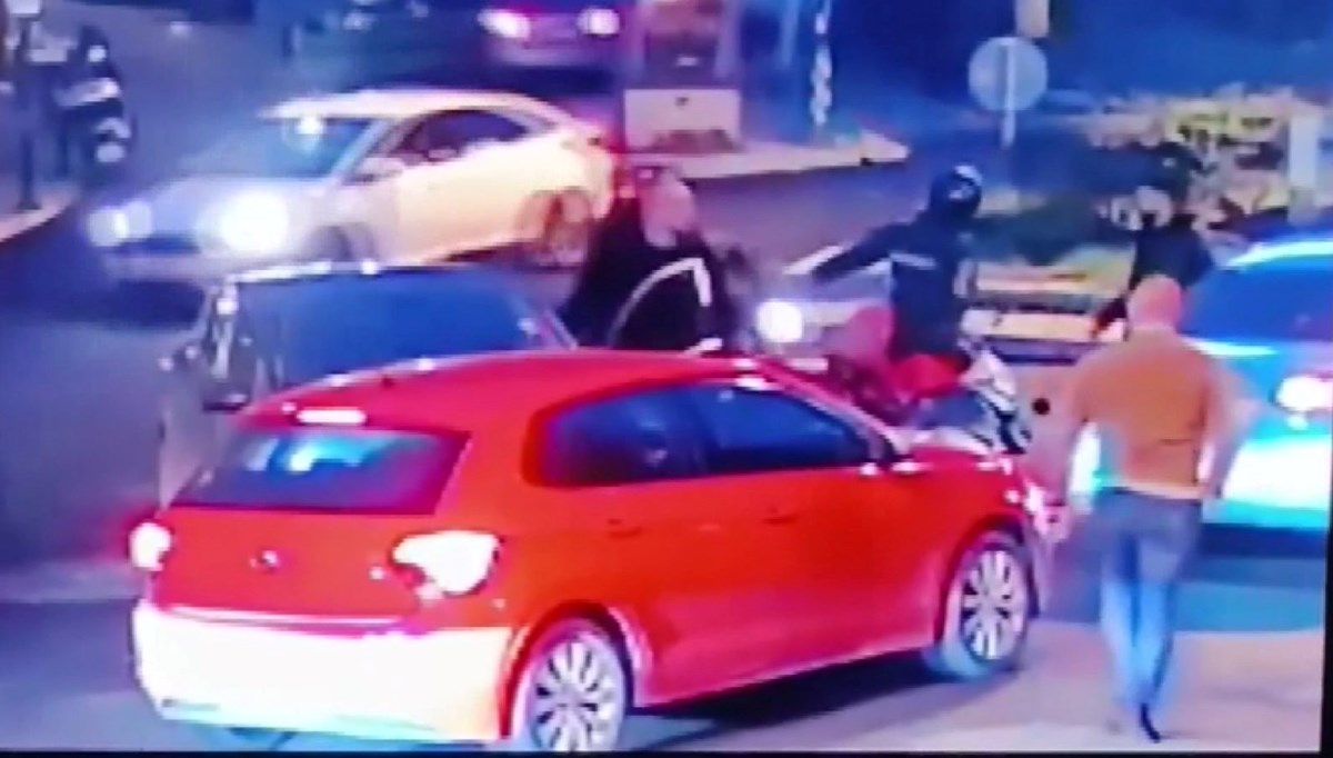 Yol verme kavgasında taksiciye silah çekti: O anlar kamerada Yol verme kavgasında taksiciye silah çekti: O anlar kamerada