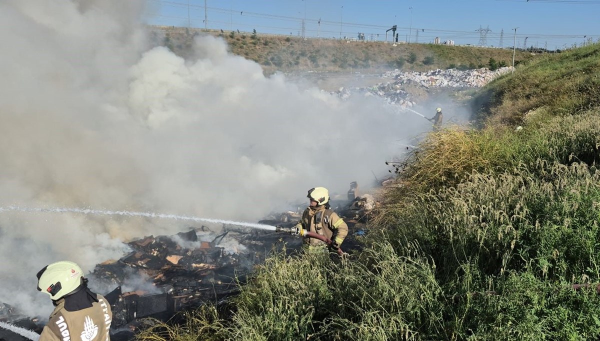 Katı atık toplama tesisinde yangın