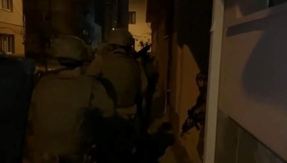 İzmir'de FETÖ operasyonu: 23 gözaltı İzmir'de FETÖ operasyonu: 23 gözaltı