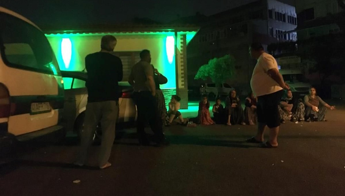 Telefonda başlayan tartışma sokakta bıçaklı kavgaya dönüştü: 4 yaralı Telefonda başlayan tartışma sokakta bıçaklı kavgaya dönüştü: 4 yaralı