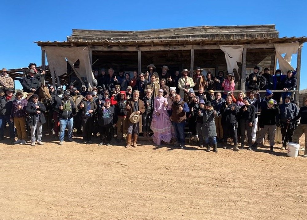 Alec Baldwin'in sette kurusıkı silahla 1 kişiyi öldürdüğü kaza sonrası ilk görüntüler - 5