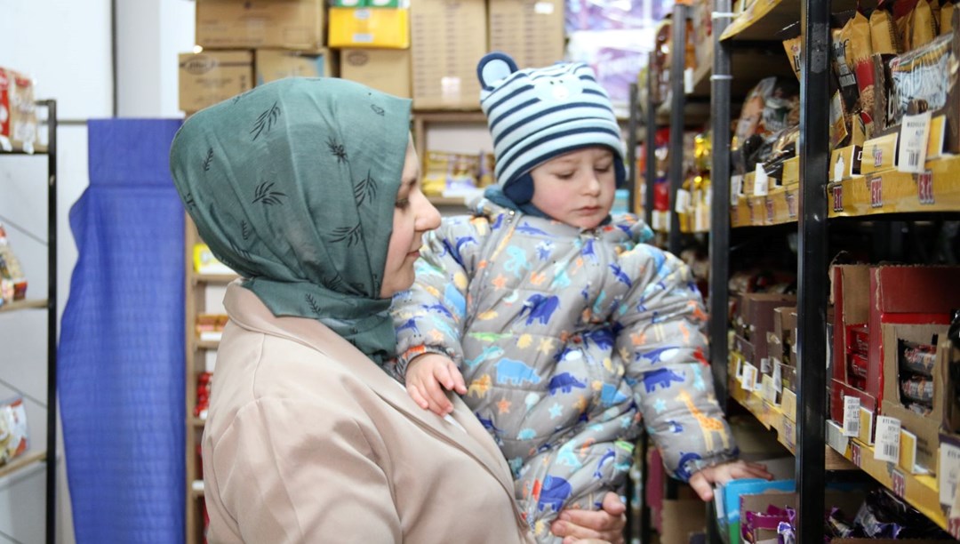 Azimli anne sigortalı mesleğini bırakıp kendi işini kurdu: Bebeğimi reyonlar arasında büyüttüm