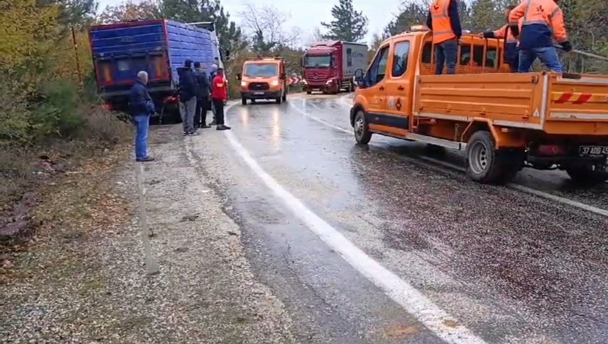 Yola dökülen balık yağı trafiği birbirine kattı