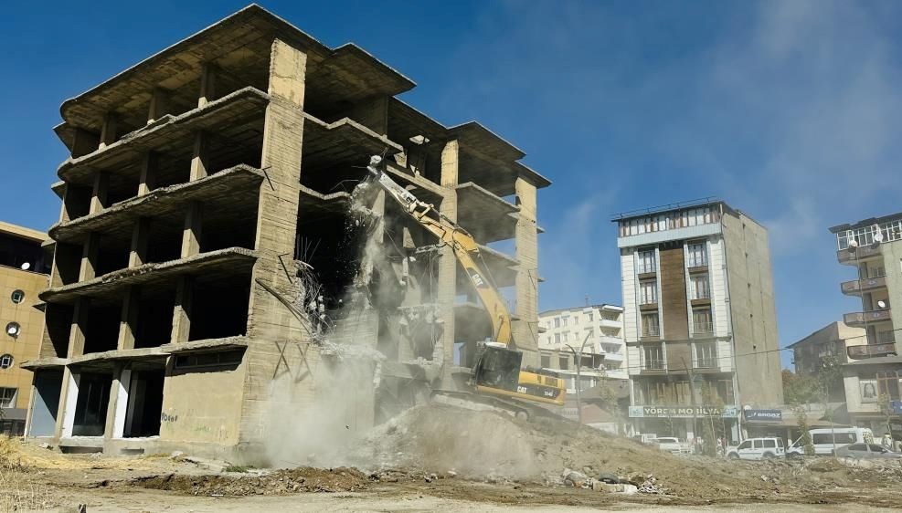 Yüksekova'da inşaat halindeki bina yıkıldı