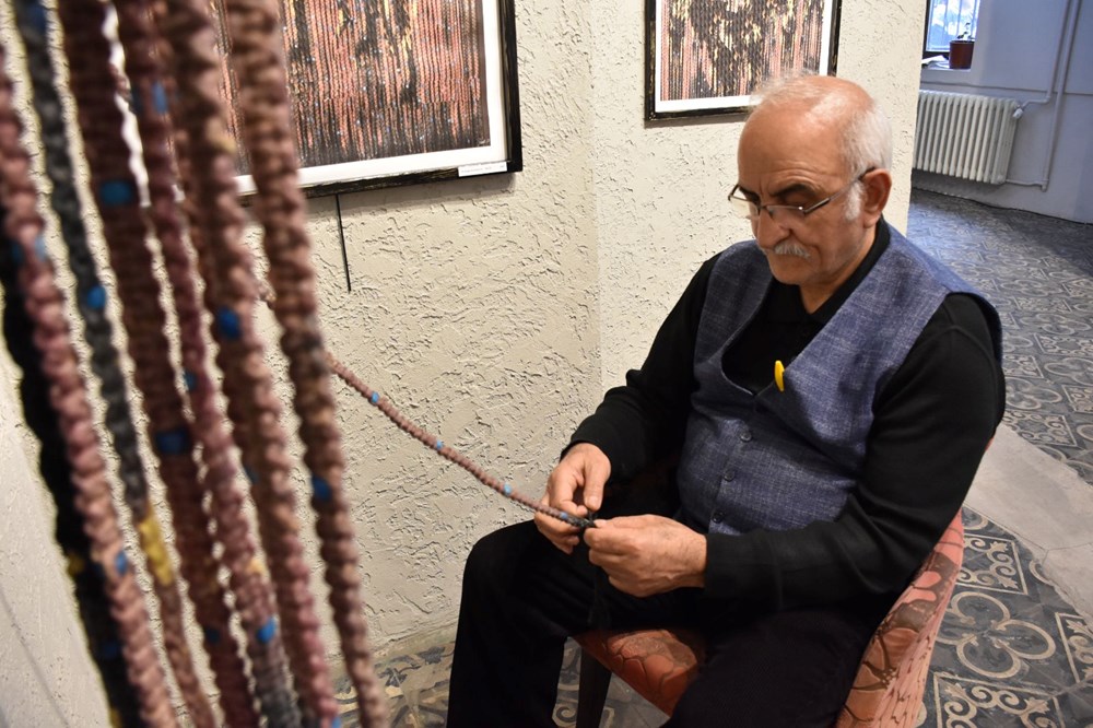 Resimle makromeyi birleştirerek milyonlarca düğümden oluşan eserler yapıyor