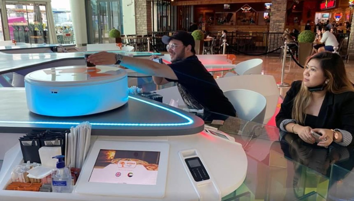 Dubai'de sosyal mesafeye dikkat eden RoboCafe