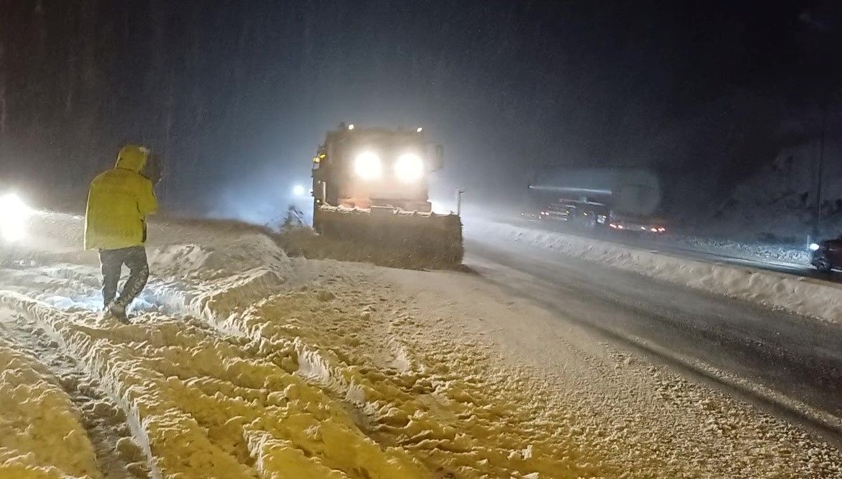 Kar yağışının etkili olduğu Düzce'de 36 köy yolu ulaşıma kapandı