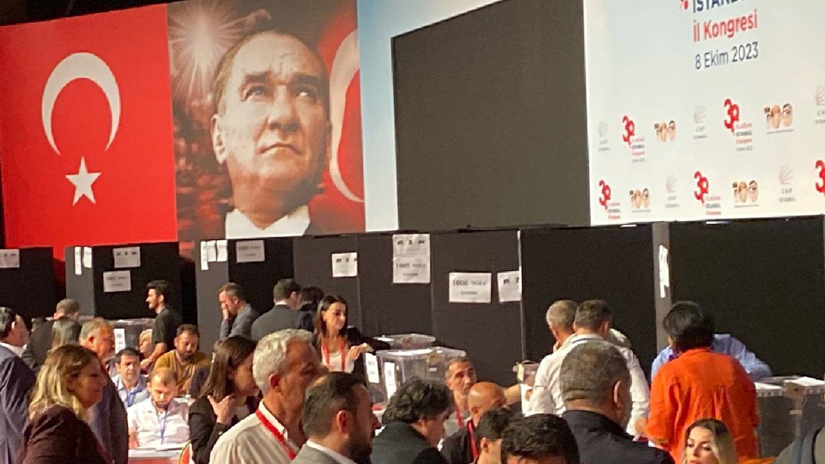 CHP 38. Olağan İstanbul İl Kongresi’nde oylama işlemi.