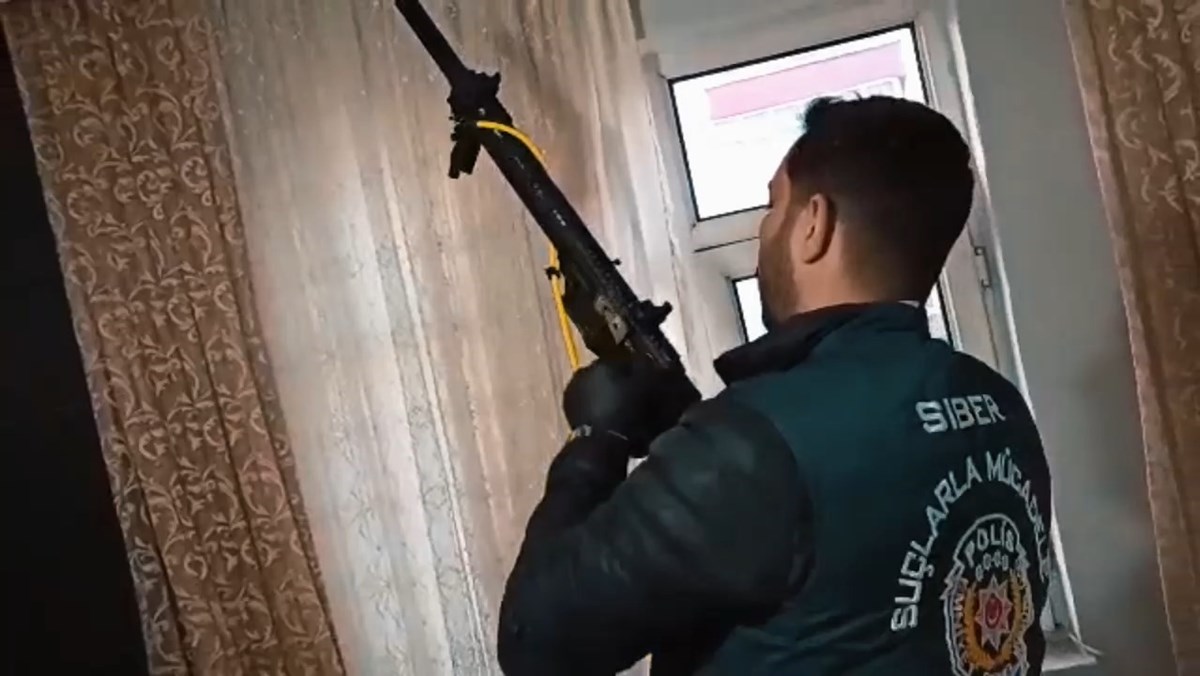 Dolandırıcılara yönelik operasyonda arama yapılan evlerden birinde uzun namlulu silahl ele geçirildi.
