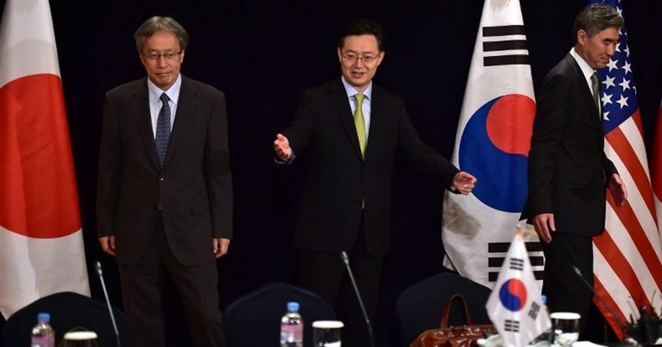 Güney Kore'nin başkenti Seul'de Güney Kore, Japonya ve ABD temsilcileri, Kuzey'in nükleer programını görüşmek için bir araya gelmişti. 
