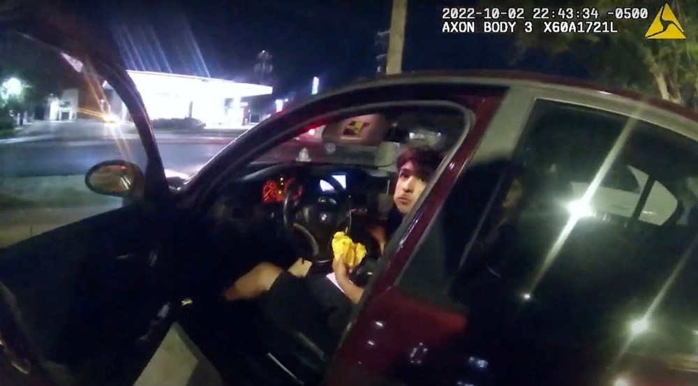 ABD'de bir polis otomobilinde yemek yiyen gence kurşun yağdırdı - 2