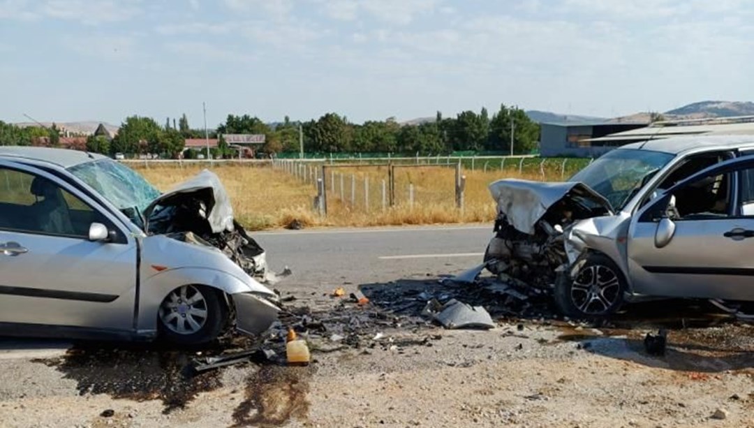 Balıkesir'de kafa kafaya kaza: Bir ölü, bir yaralı