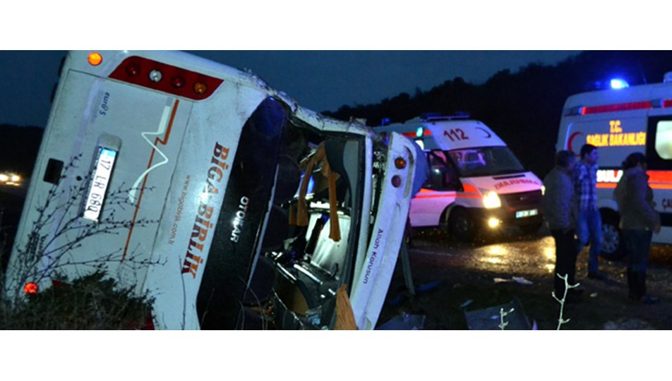 Minibüs devrildi: 23 yaralı