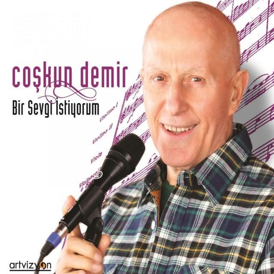 Coşkun Demir “Bir Sevgi İstiyorum” albümünde TSM klasiklerini genç müzisyenlere emanet etti.
