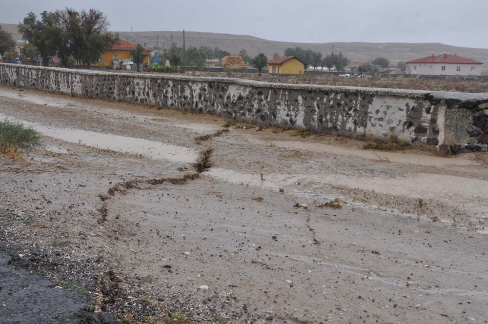 AFAD inceleme başlattı: Konya'da yağmur sonrası dev yarıklar oluştu - 6