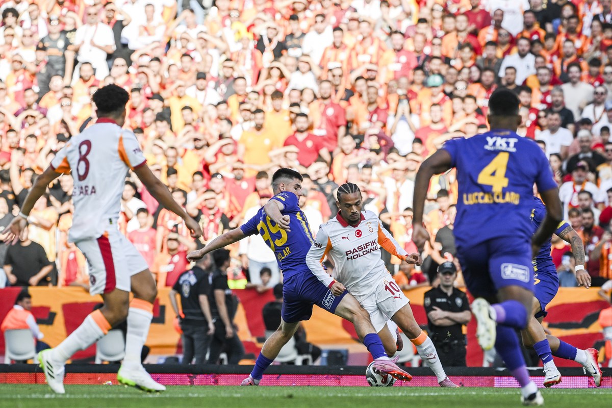 Leroy Sane (Galatasaray), Seslar (Eyüpspor) ile ikili mücadelede...