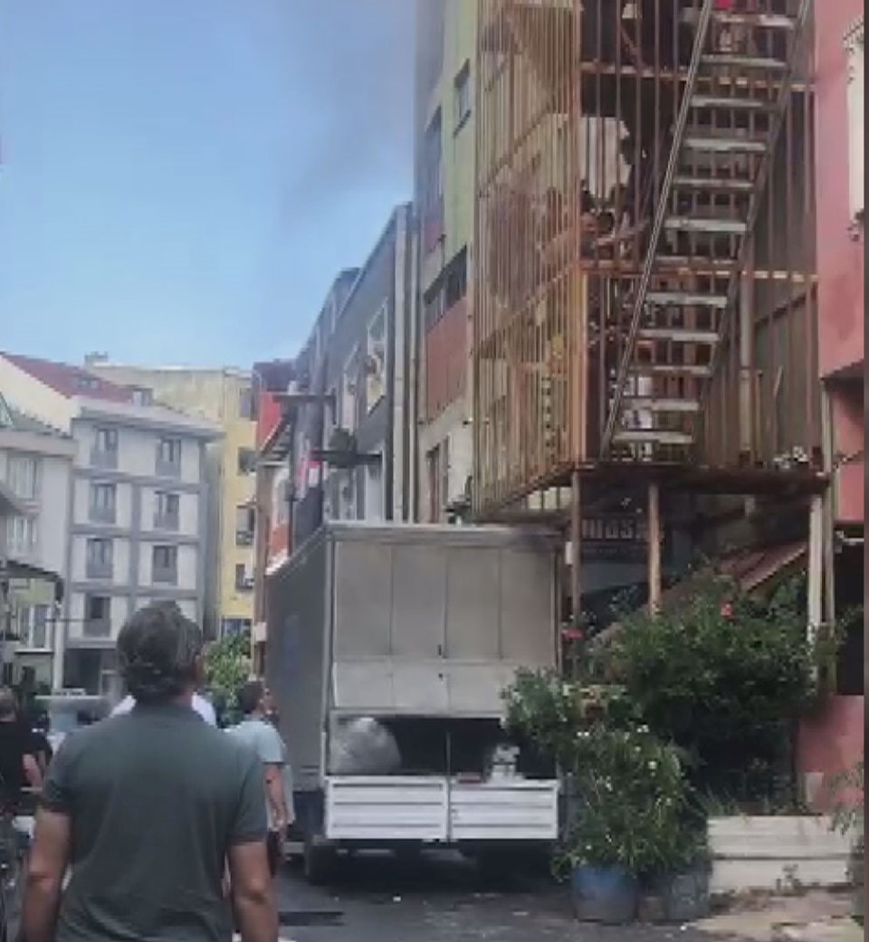 İstanbul Kağıthane'deki imalathanede yangın - 1