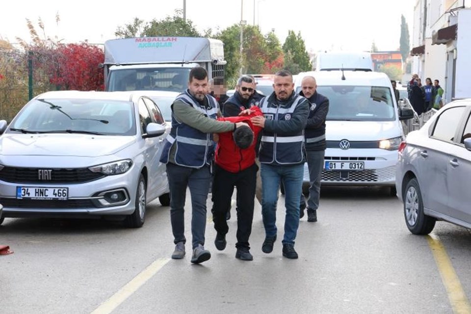 Adana'da ruhsatsız silah operasyonu: Anahtarlık şeklinde suikast tabancası bulundu - 1