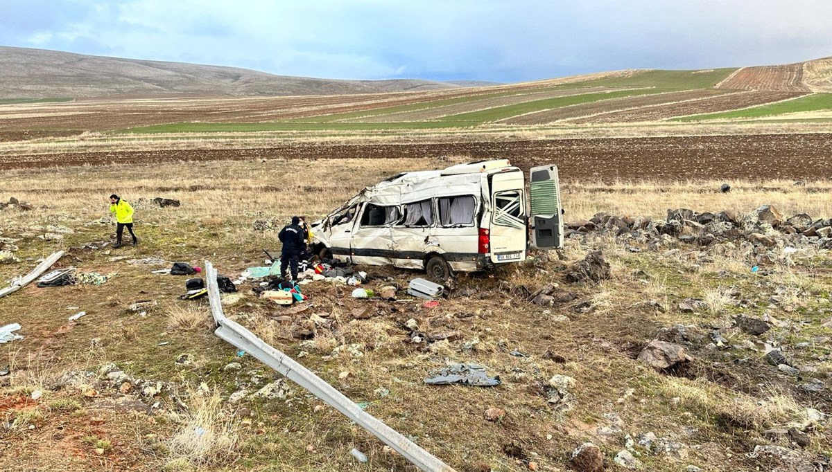 Kayseri'de minibüs şarampole devrildi: 2 ölü, 10 yaralı Kayseri'de minibüs şarampole devrildi: 2 ölü, 10 yaralı