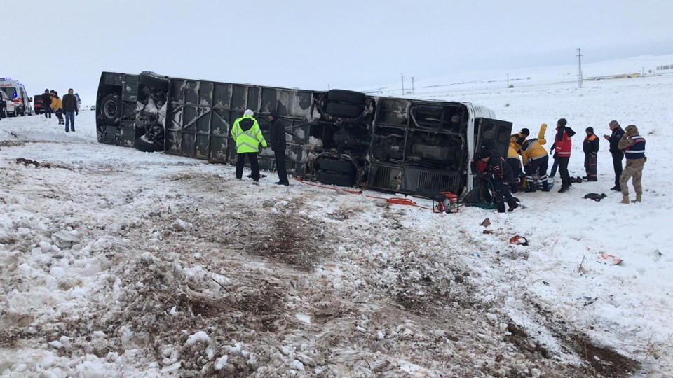 Sivas'ta yolcu otobüsü devrildi: 20 yaralı - 2