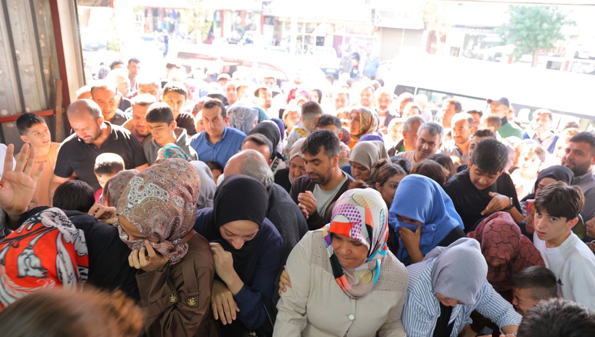 Giyim mağazasında indirim izdihama neden oldu