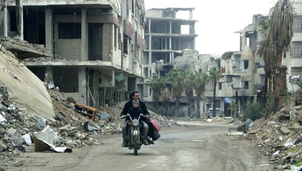 Şam’da Esad rejimi enkazlardan dağ oluşturdu