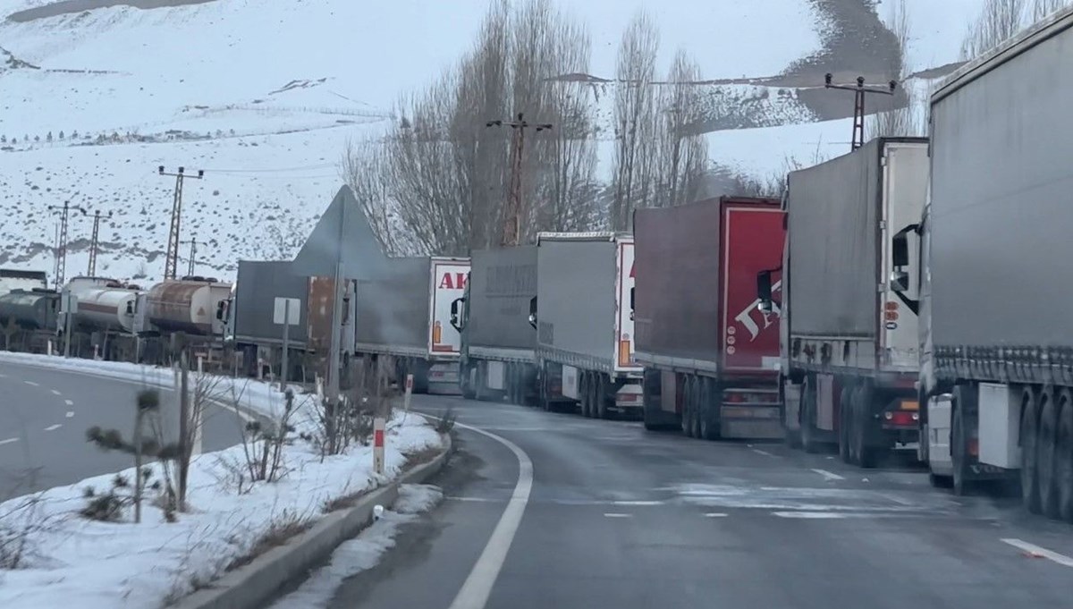 Türkiye-İran sınırında 10 kilometrelik TIR kuyruğu