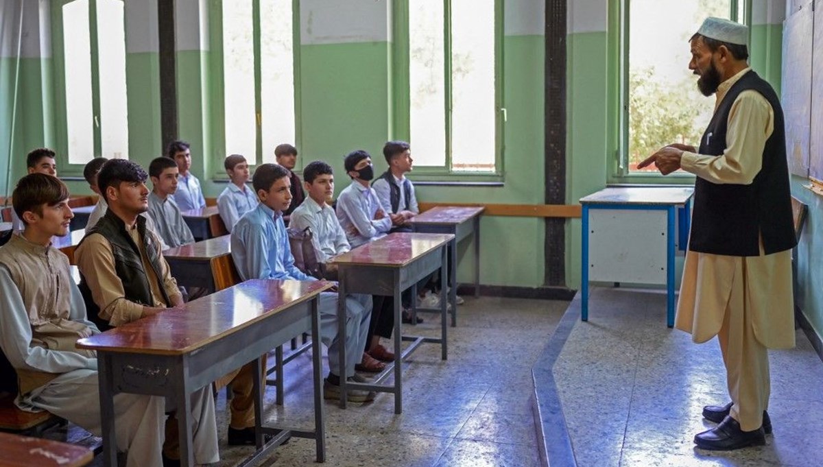 Afganistan'da liseler açılıyor ancak kız öğrencilerin okula dönmesine izin yok Afganistan'da liseler açılıyor ancak kız öğrencilerin okula dönmesine izin yok