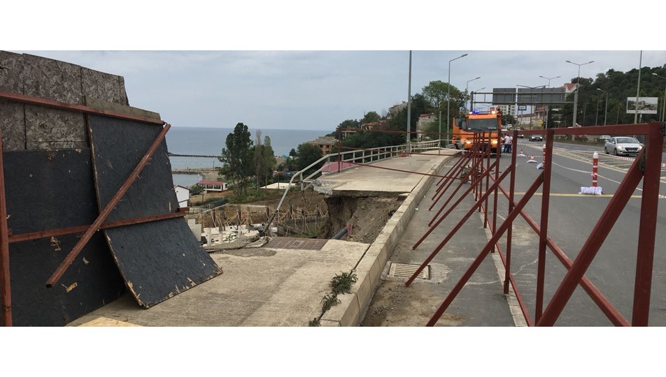 Trabzon'da kaldırım çöktü
